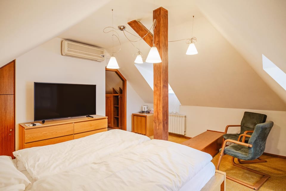 Bed, Photo of the whole room, Seating area, Bedroom