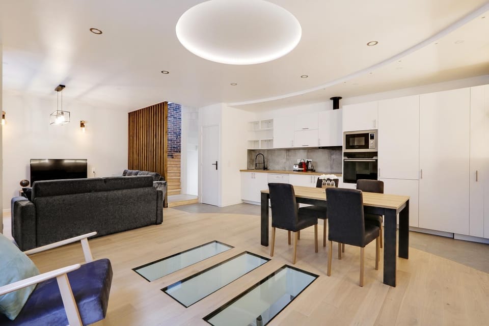 Kitchen or kitchenette, Living room, Seating area, Dining area, stove