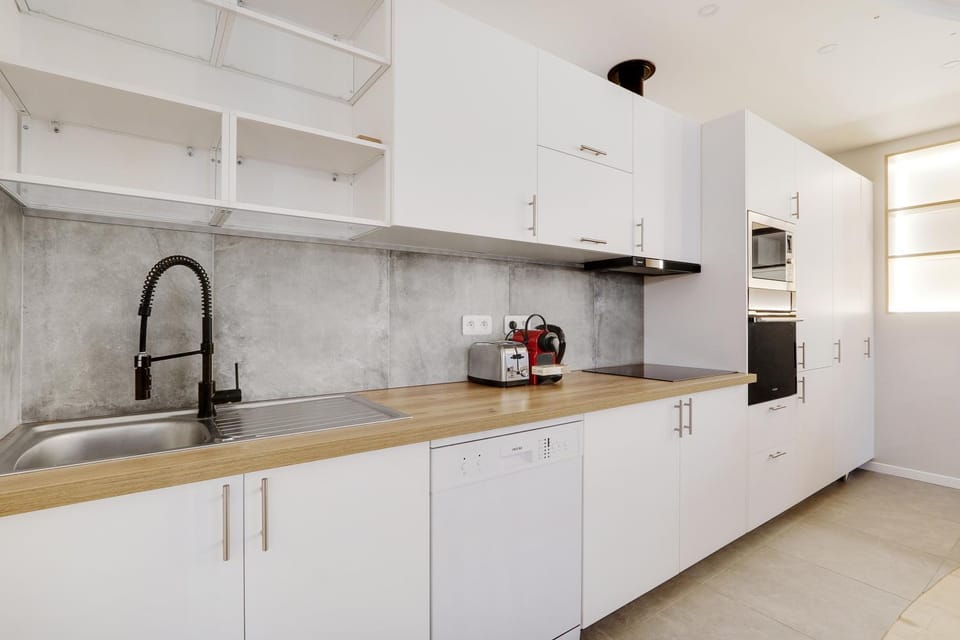 minibar, stove, toaster