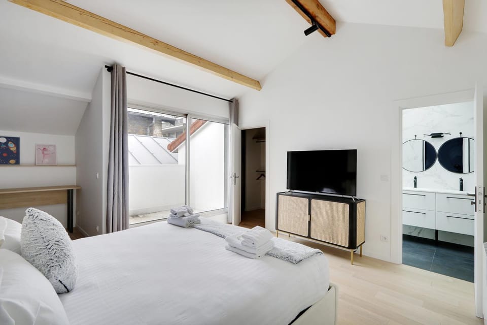 Bed, Bathroom, TV and multimedia, Photo of the whole room, Bedroom