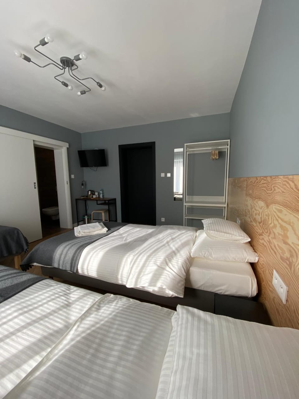 Bed, TV and multimedia, Photo of the whole room, Bedroom