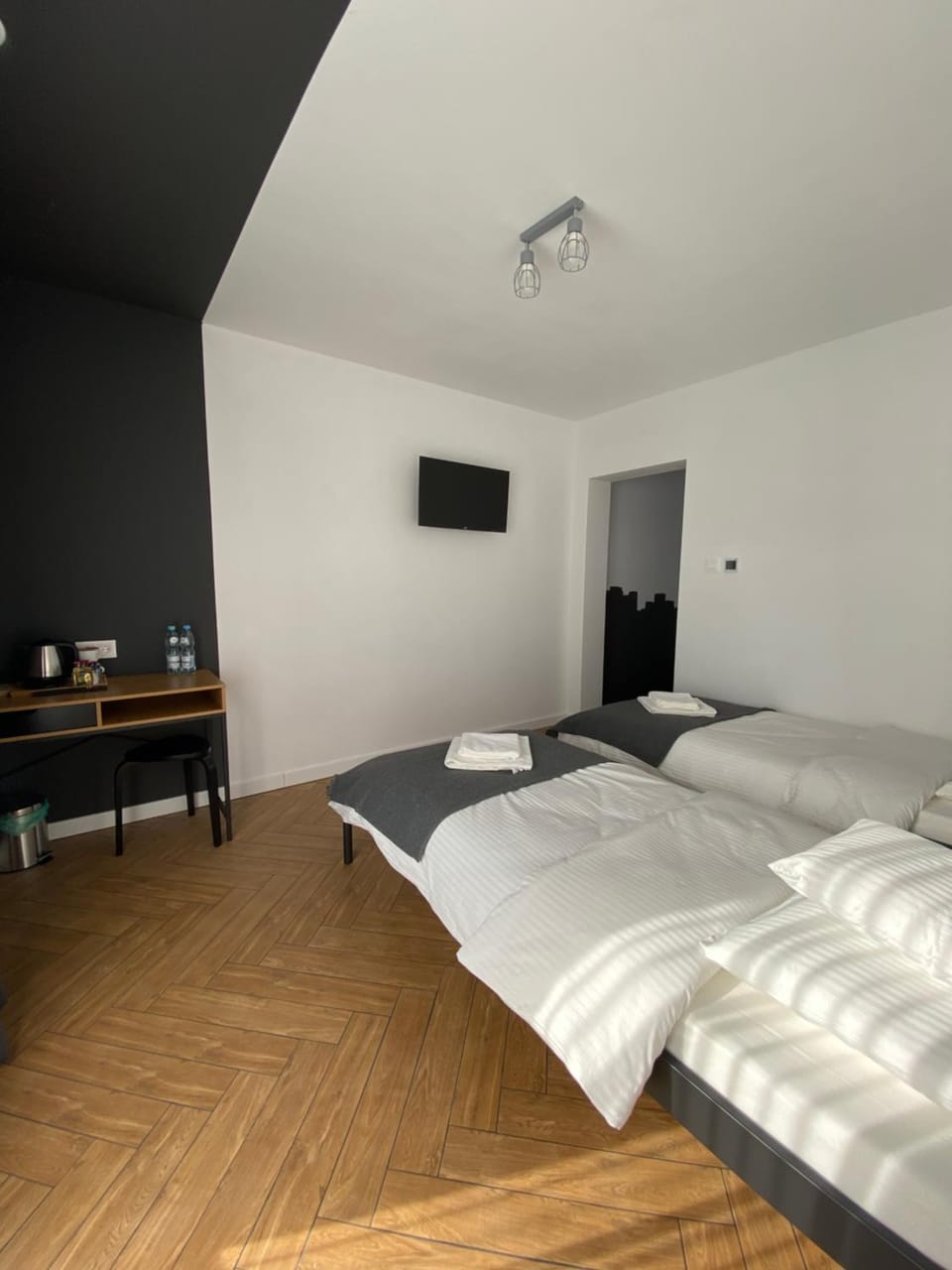 Bed, TV and multimedia, Photo of the whole room, Bedroom