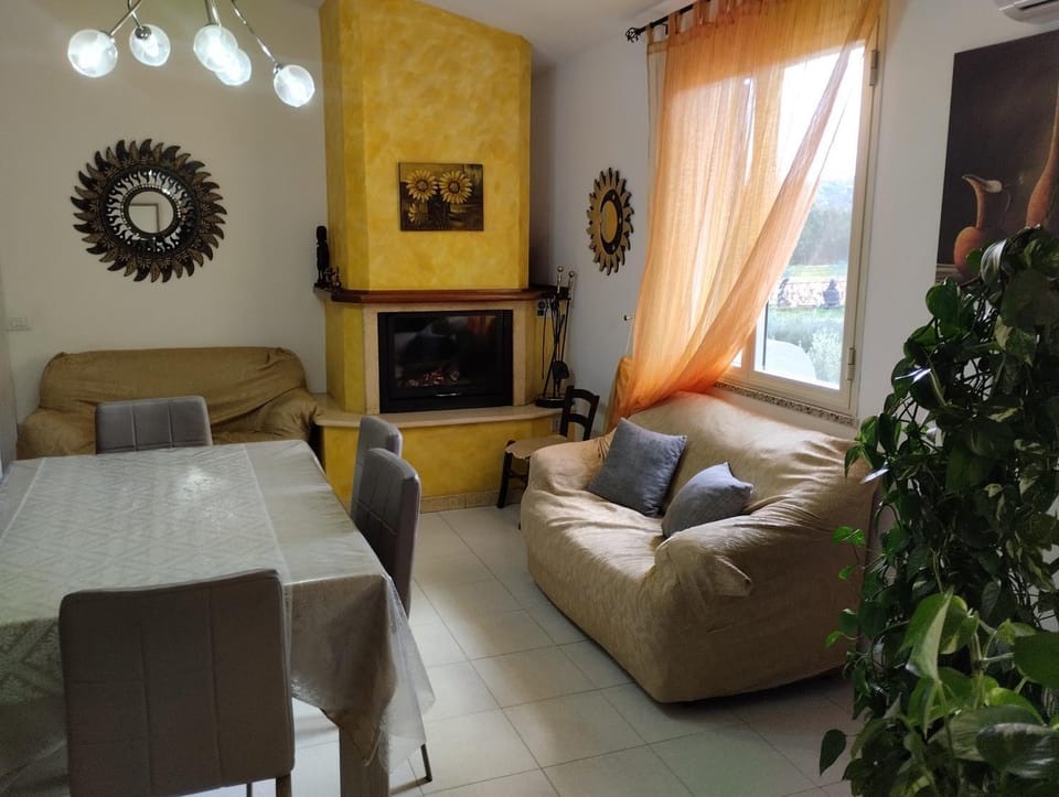 TV and multimedia, Living room, Seating area, Dining area