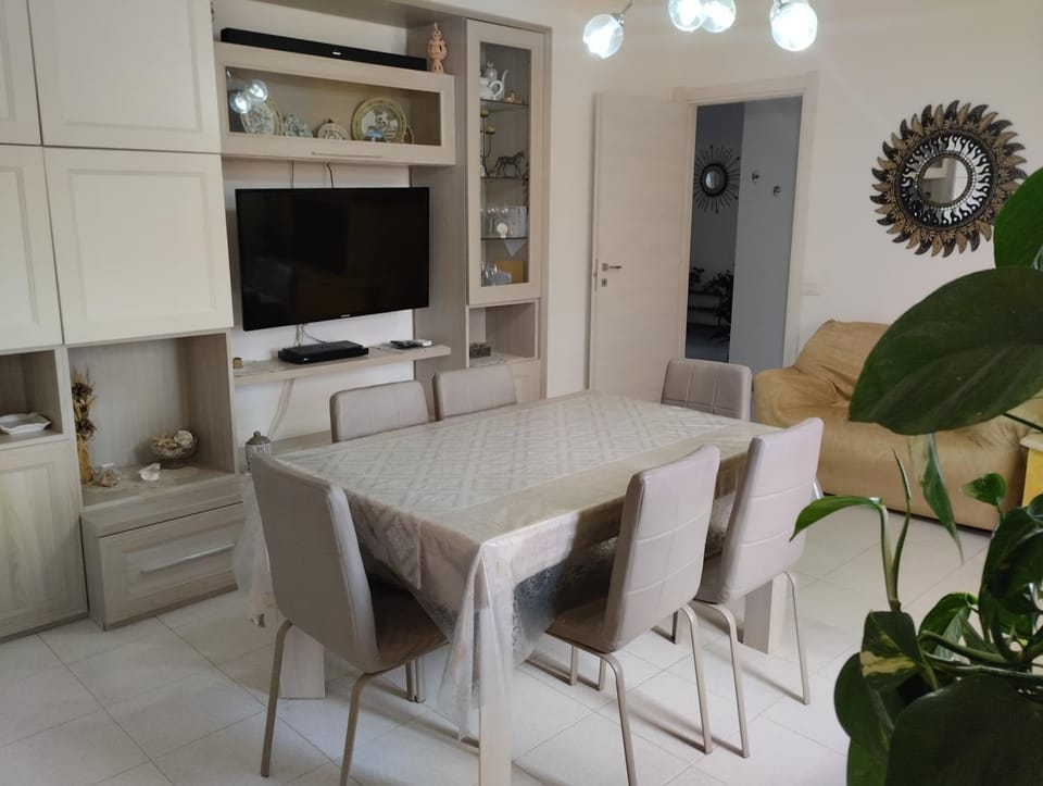 TV and multimedia, Kitchen or kitchenette, Living room, Seating area, Dining area