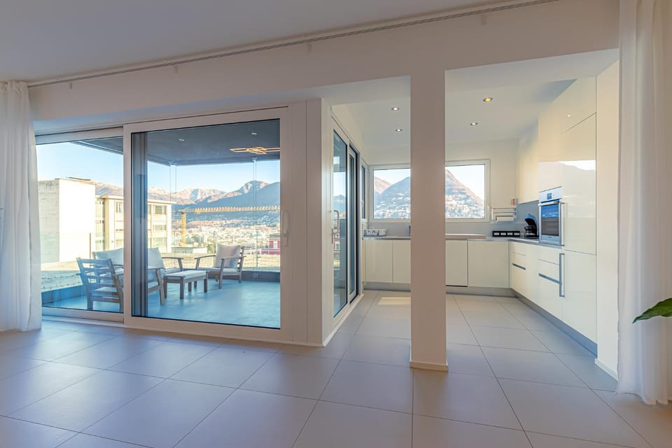 Balcony/Terrace, Kitchen or kitchenette, Living room, City view, Lake view, Mountain view