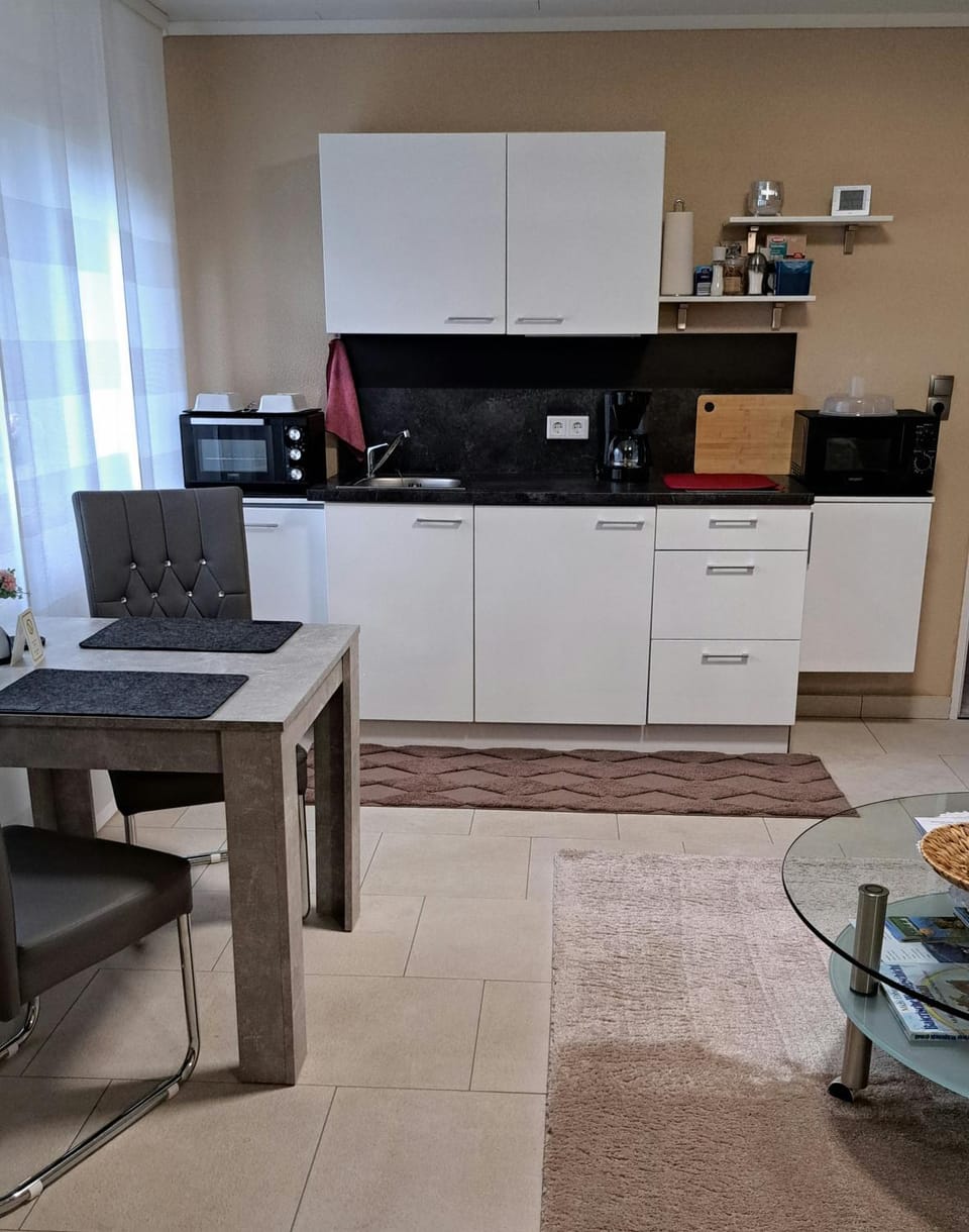 Coffee/tea facilities, Kitchen or kitchenette, Dining area, microwave, oven, stove, toaster