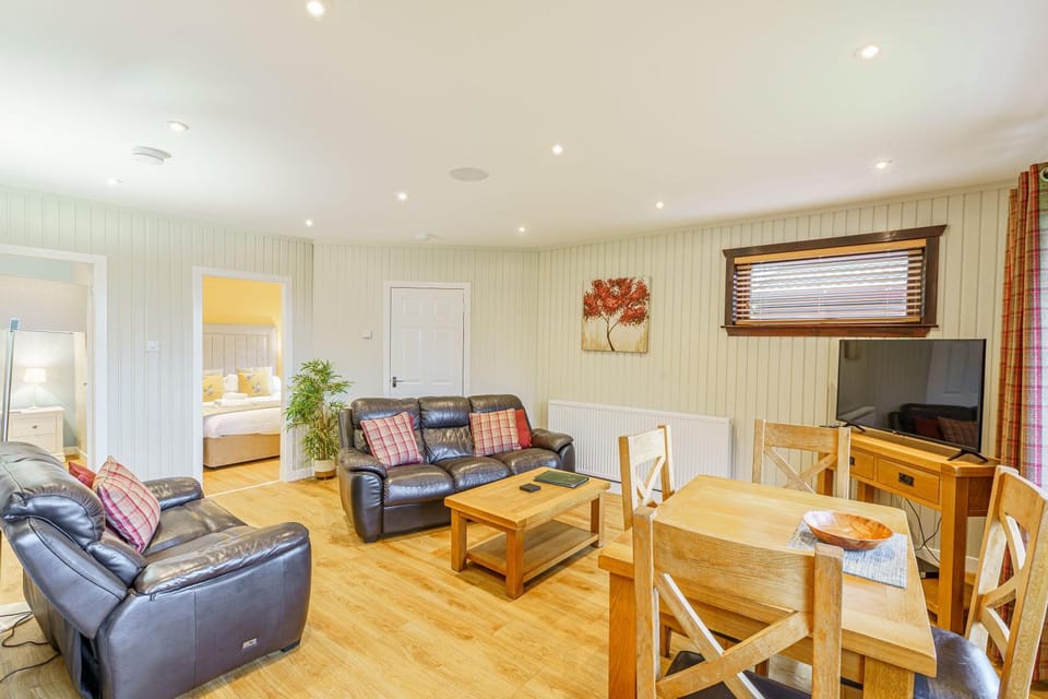 TV and multimedia, Living room, Seating area, Dining area