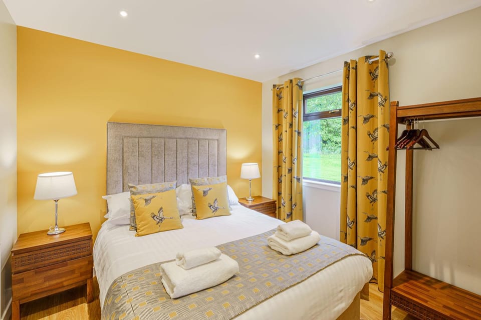 Bed, Bedroom, towels