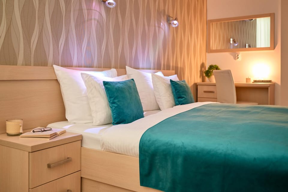 Bed, Photo of the whole room, Bedroom, hair dresser