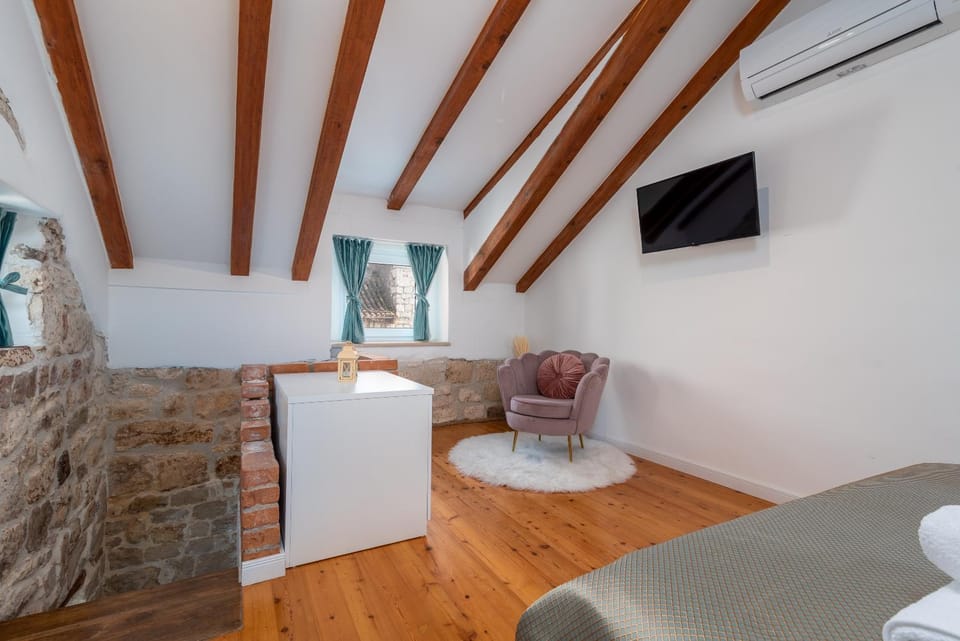 Bed, TV and multimedia, Photo of the whole room, Seating area, Bedroom, air conditioner