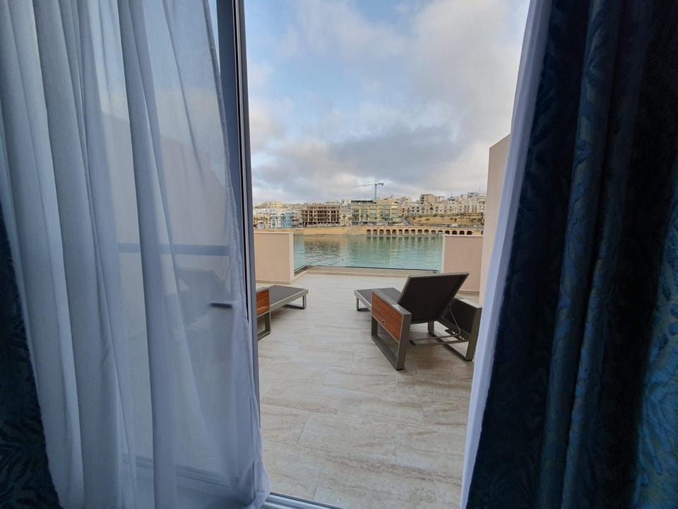 Marbella Holiday Apartments - Seafront - Wifi Apartment in Marsaskala