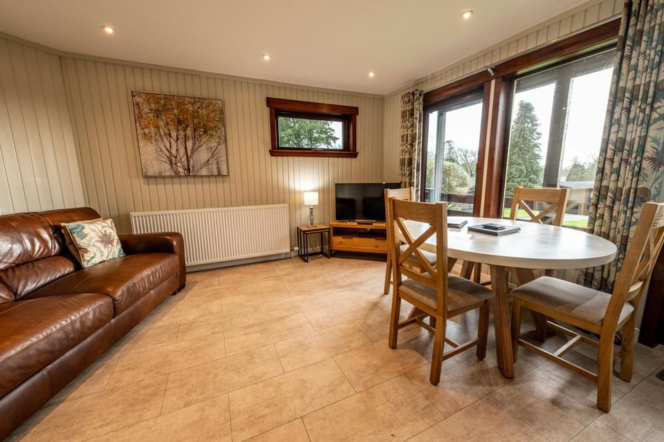 TV and multimedia, Living room, Seating area, Dining area