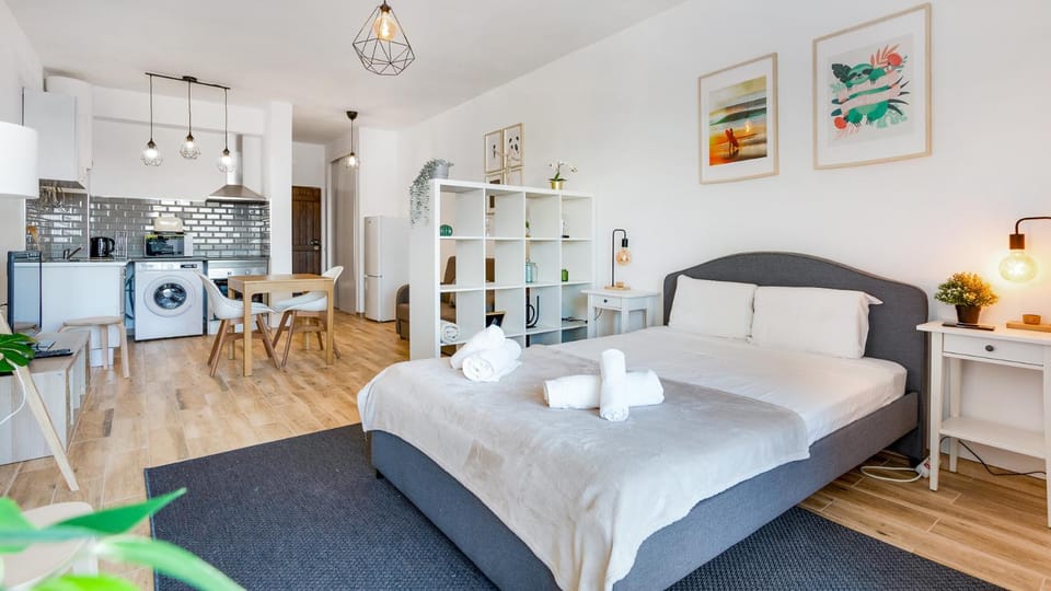 Bed, Seating area