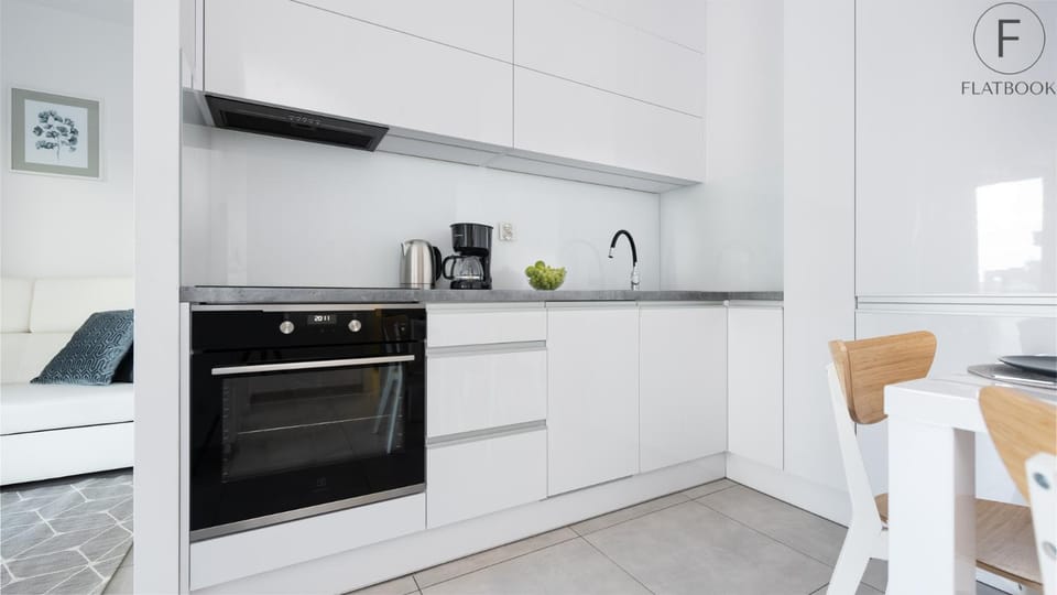 Coffee/tea facilities, Kitchen or kitchenette, Dining area, stove