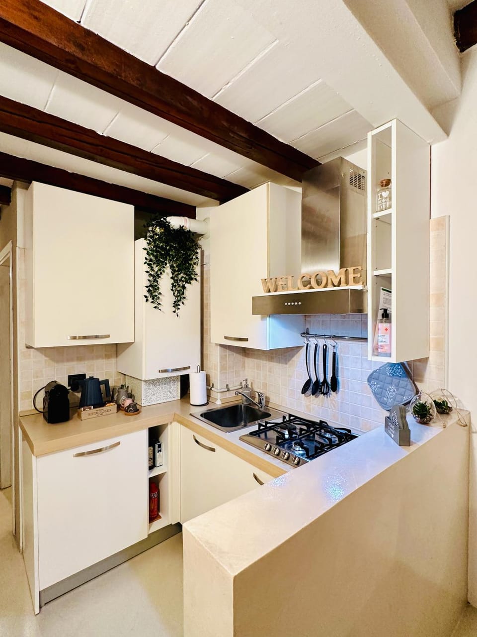 Kitchen or kitchenette, Dining area, stove
