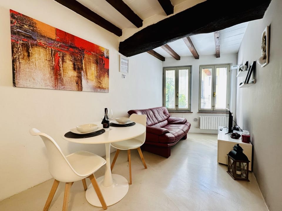 TV and multimedia, Living room, Seating area, Dining area
