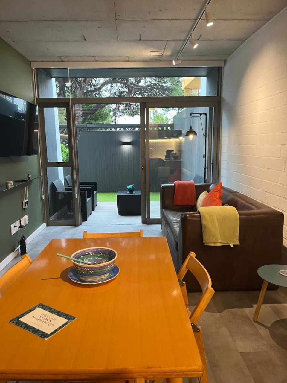TV and multimedia, Seating area, Dining area