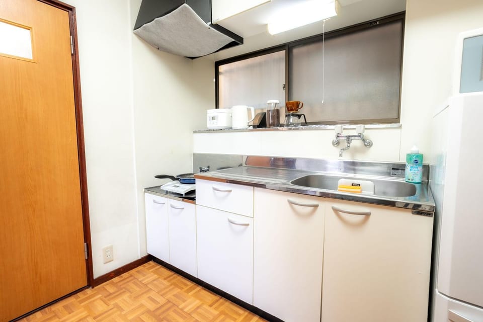 Kitchen or kitchenette, minibar, stove