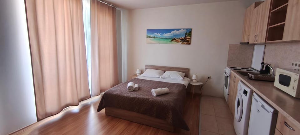 Bed, Kitchen or kitchenette, Photo of the whole room, Bedroom, oven, stove, towels