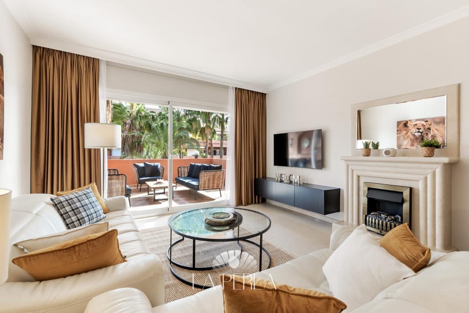 Communal lounge/ TV room, Living room, flat iron