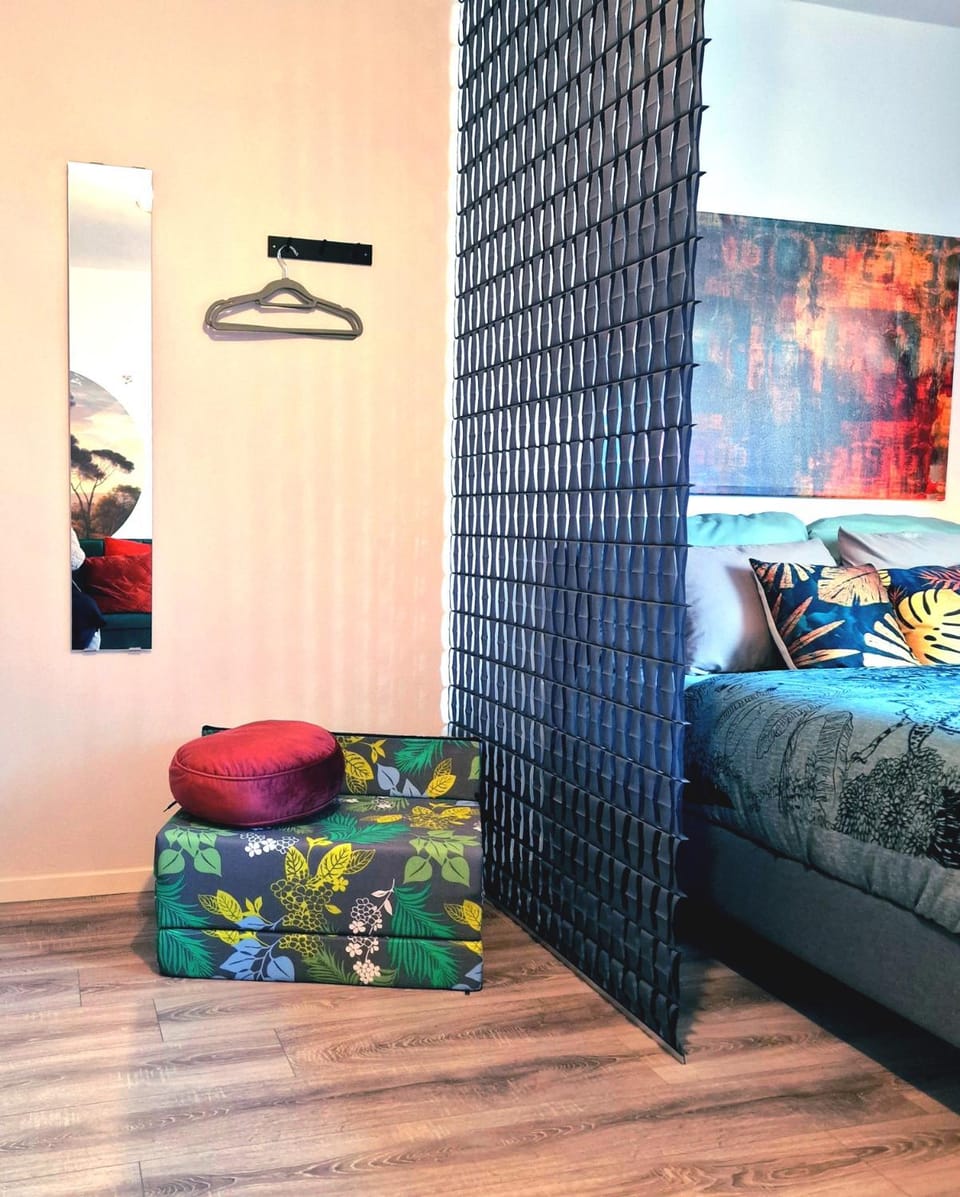 Bed, Living room, Photo of the whole room, Decorative detail, Seating area, Bedroom