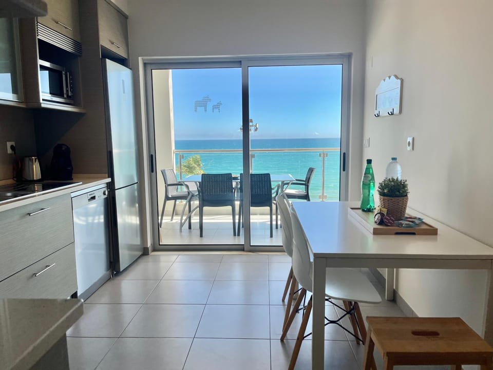 Kitchen or kitchenette, Dining area, Sea view