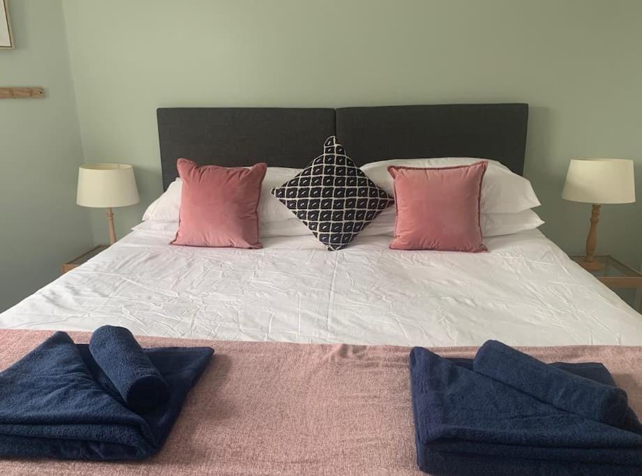 May Cottage - Heart of Vibrant Village & 10 mins Walk to Beach Apartment in Milford on Sea