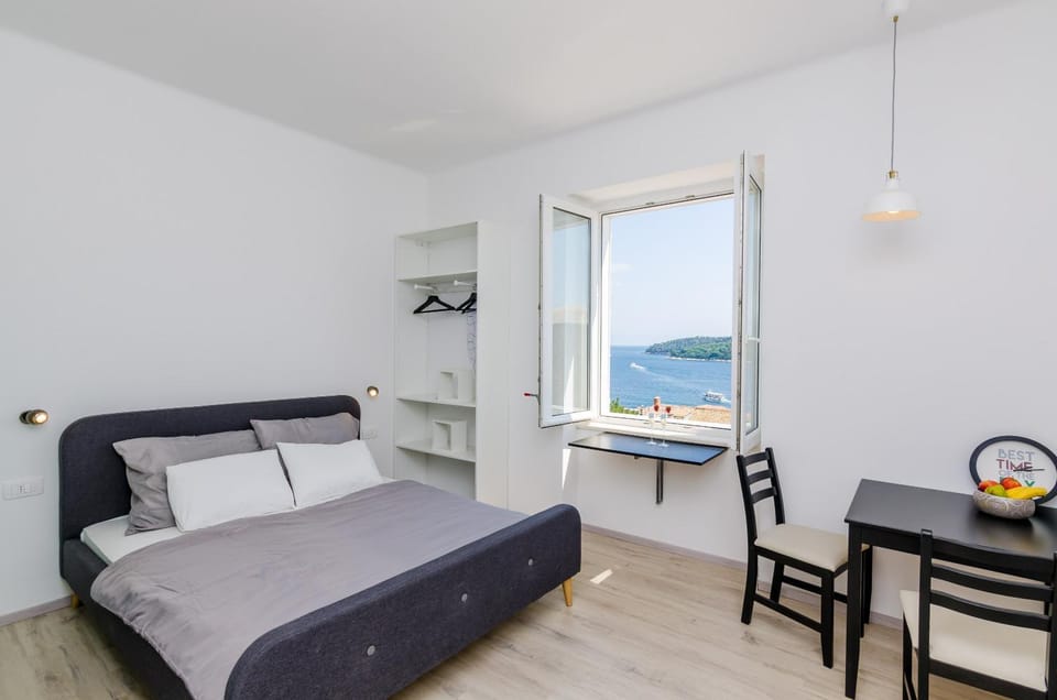 Bed, View (from property/room), Dining area, Bedroom, Sea view