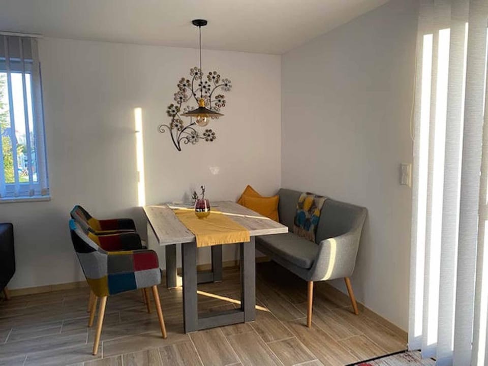 Seating area, Dining area