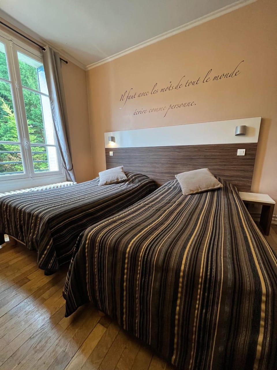 LOGIS Hôtel & Restaurant - Les Bords de Seine Hotel in Île-de-France