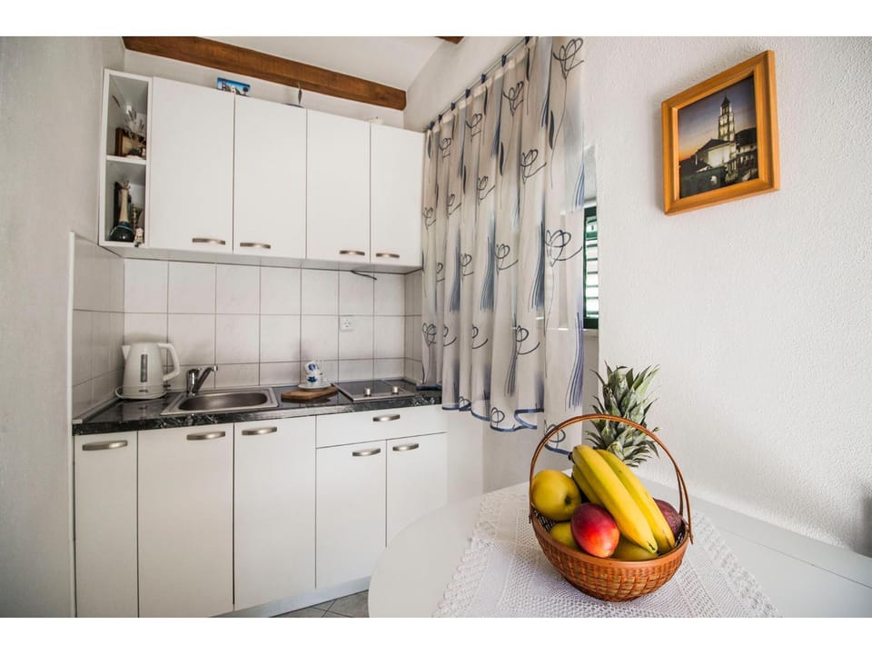 Kitchen or kitchenette, Dining area, hair dresser, stove
