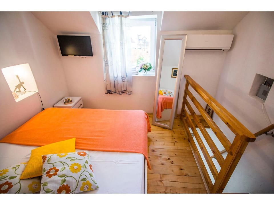 Bed, TV and multimedia, Photo of the whole room, Bedroom, air conditioner