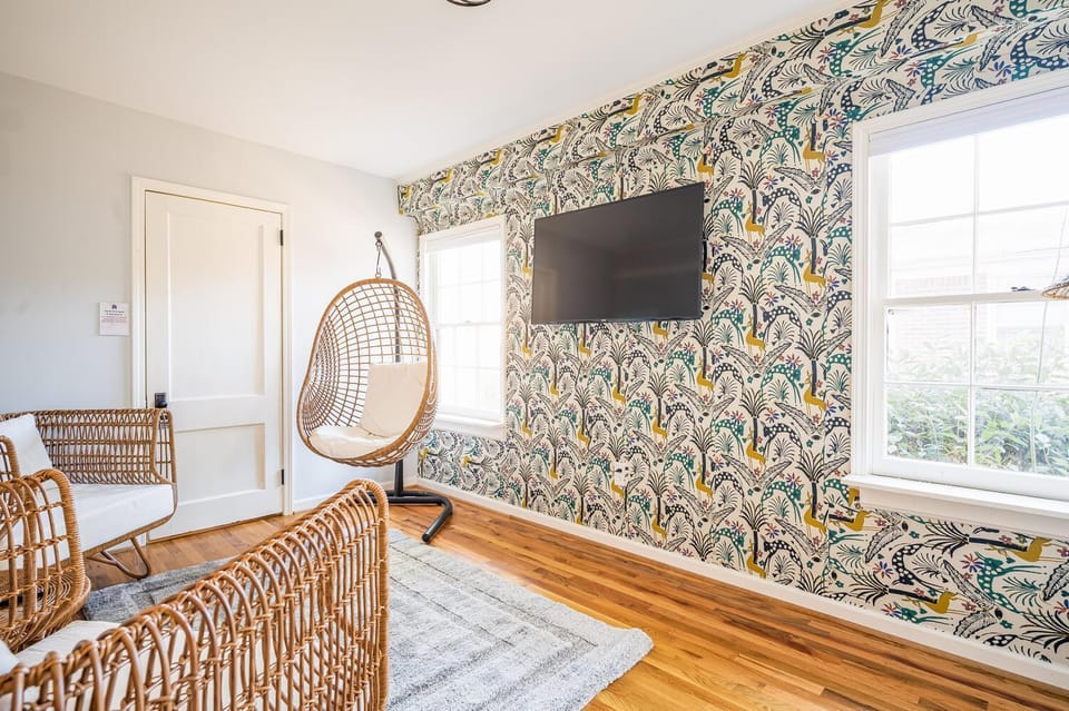 TV and multimedia, Living room, Photo of the whole room, Seating area, Evening entertainment