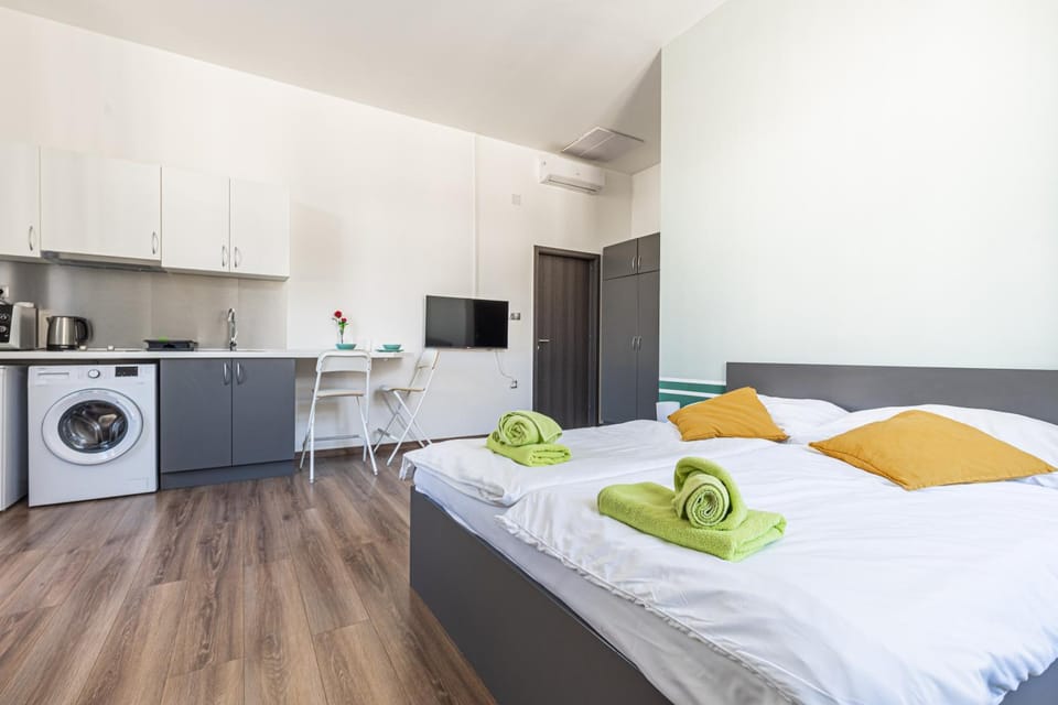 Bed, TV and multimedia, Photo of the whole room, towels, wardrobe, washing machine