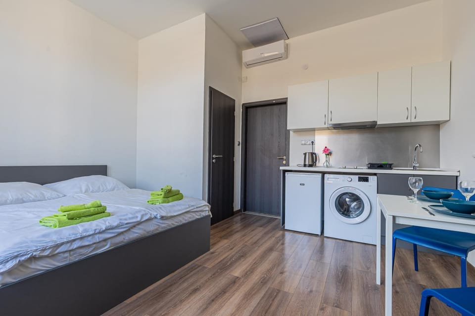 Bed, Kitchen or kitchenette, towels, washing machine