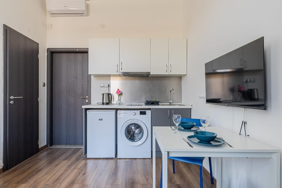 Kitchen or kitchenette, oven, stove