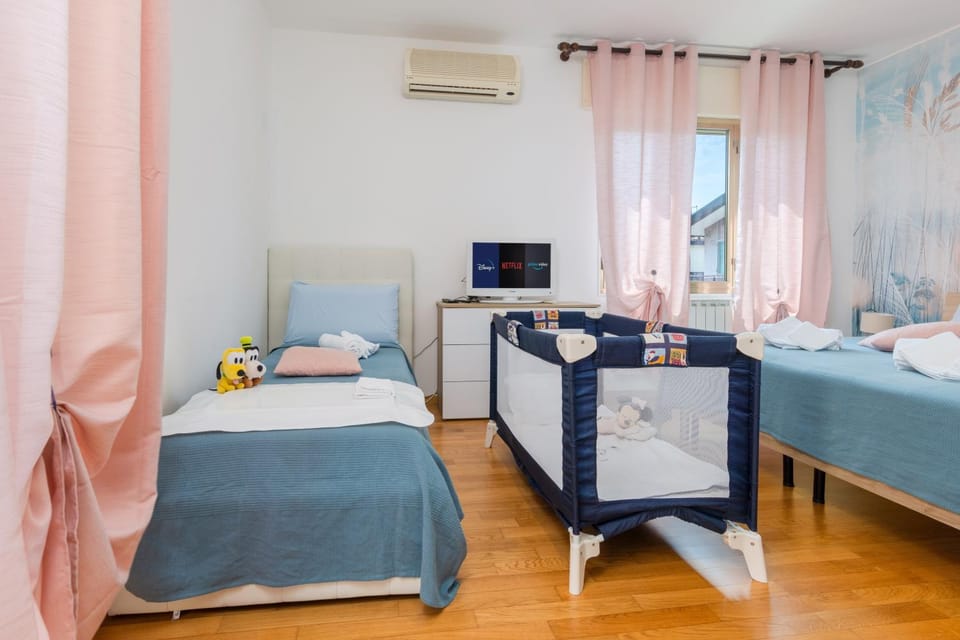 Bed, Bedroom, towels, air conditioner