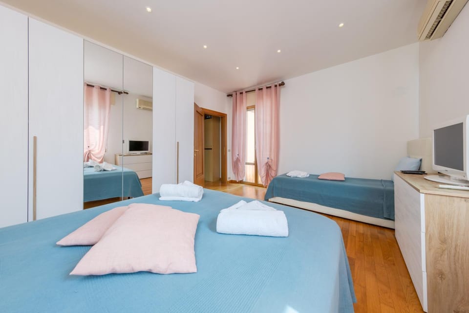 Bed, TV and multimedia, Bedroom, wardrobe