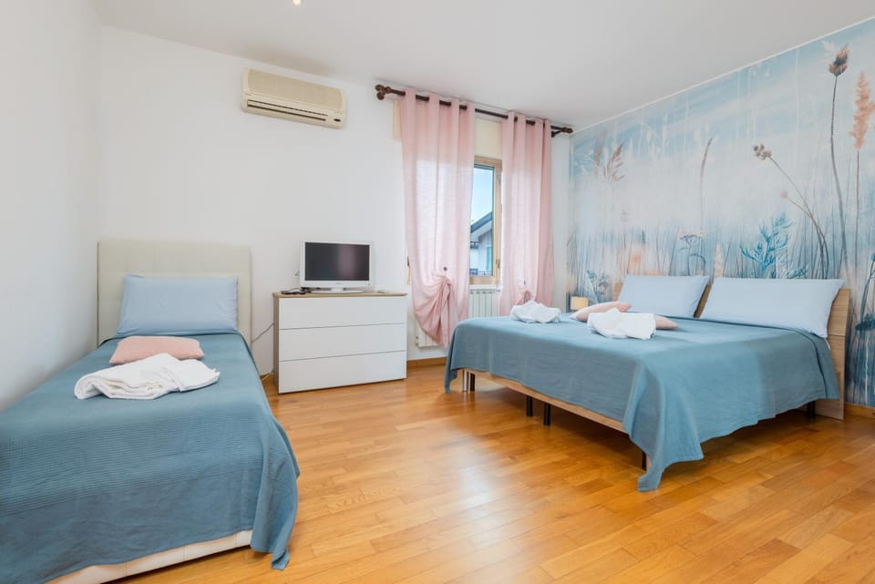 Bed, TV and multimedia, Bedroom, towels, air conditioner