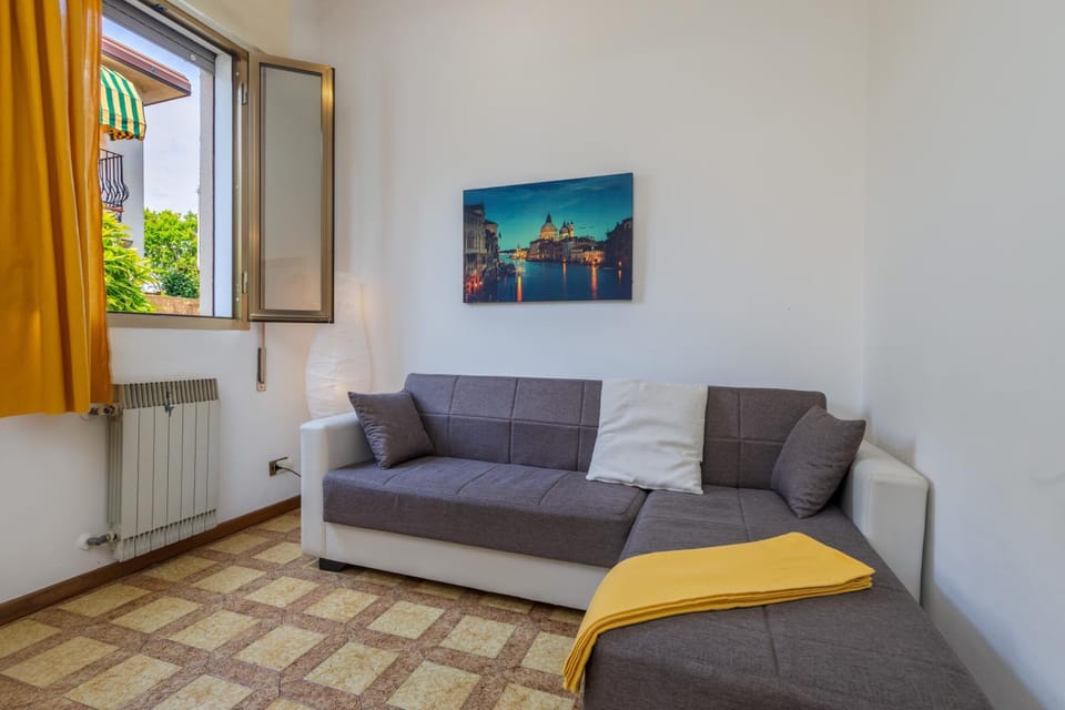 Living room, Seating area, internet