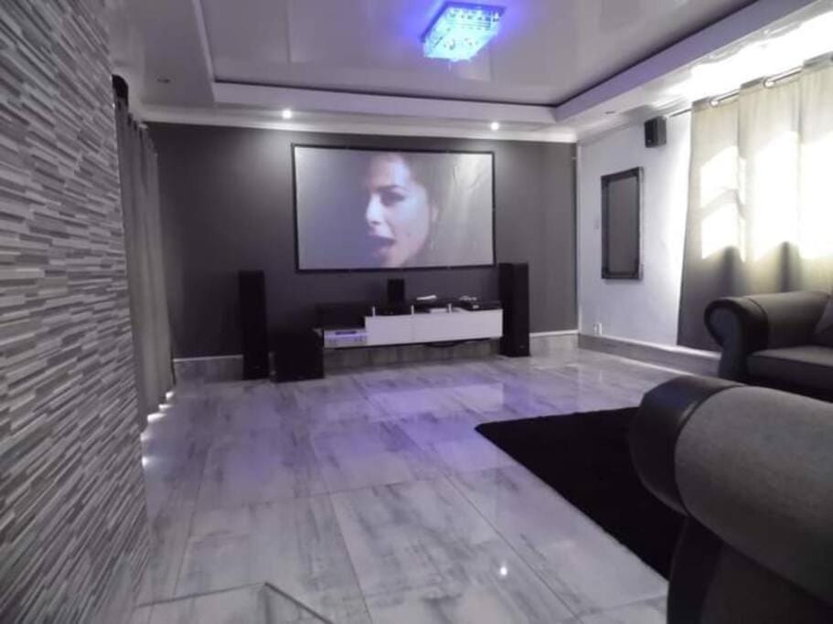 Communal lounge/ TV room, TV and multimedia, Living room, Seating area, Evening entertainment
