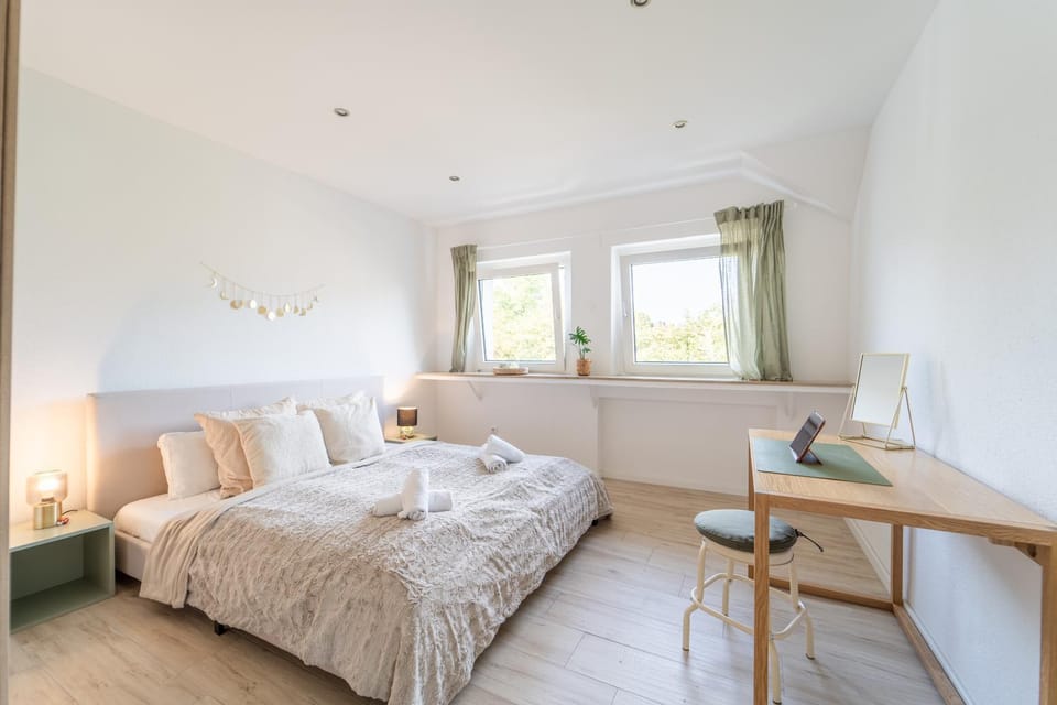 Bed, Photo of the whole room, Bedroom, hair dresser, towels