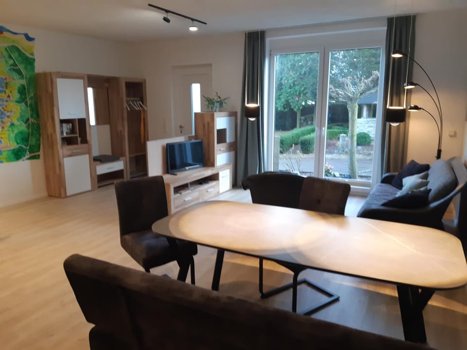 TV and multimedia, Living room, Seating area, Dining area