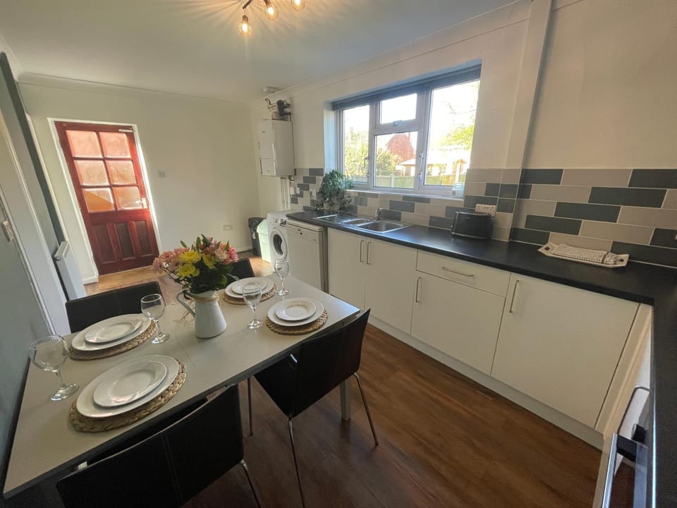 Kitchen or kitchenette, Dining area, dishwasher, microwave, pet friendly, toaster, washing machine