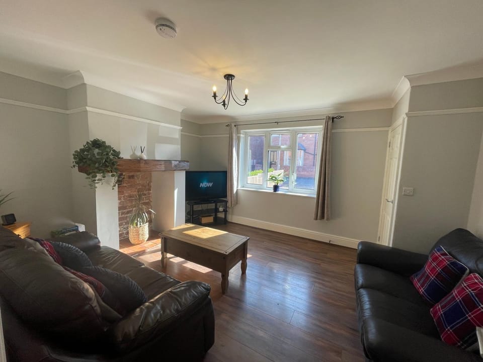Communal lounge/ TV room, TV and multimedia, Living room, Seating area, Evening entertainment
