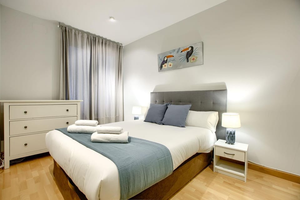 Photo of the whole room, Bedroom, towels