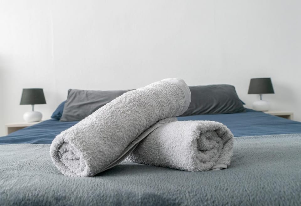 Bed, Bedroom, towels