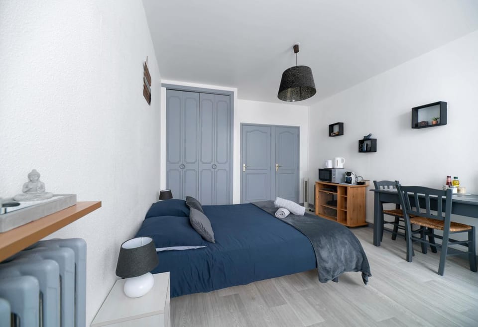 Bed, TV and multimedia, Photo of the whole room, Seating area, Dining area, Bedroom
