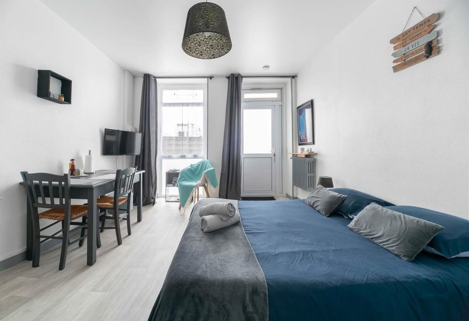 Bed, TV and multimedia, Photo of the whole room, Seating area, Dining area, Bedroom