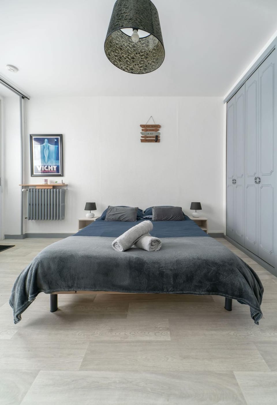 Bed, Bedroom, towels